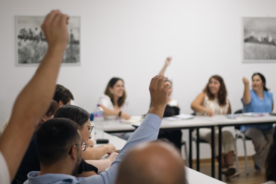 Formandos a interagir numa sessão de formação da Medisigma